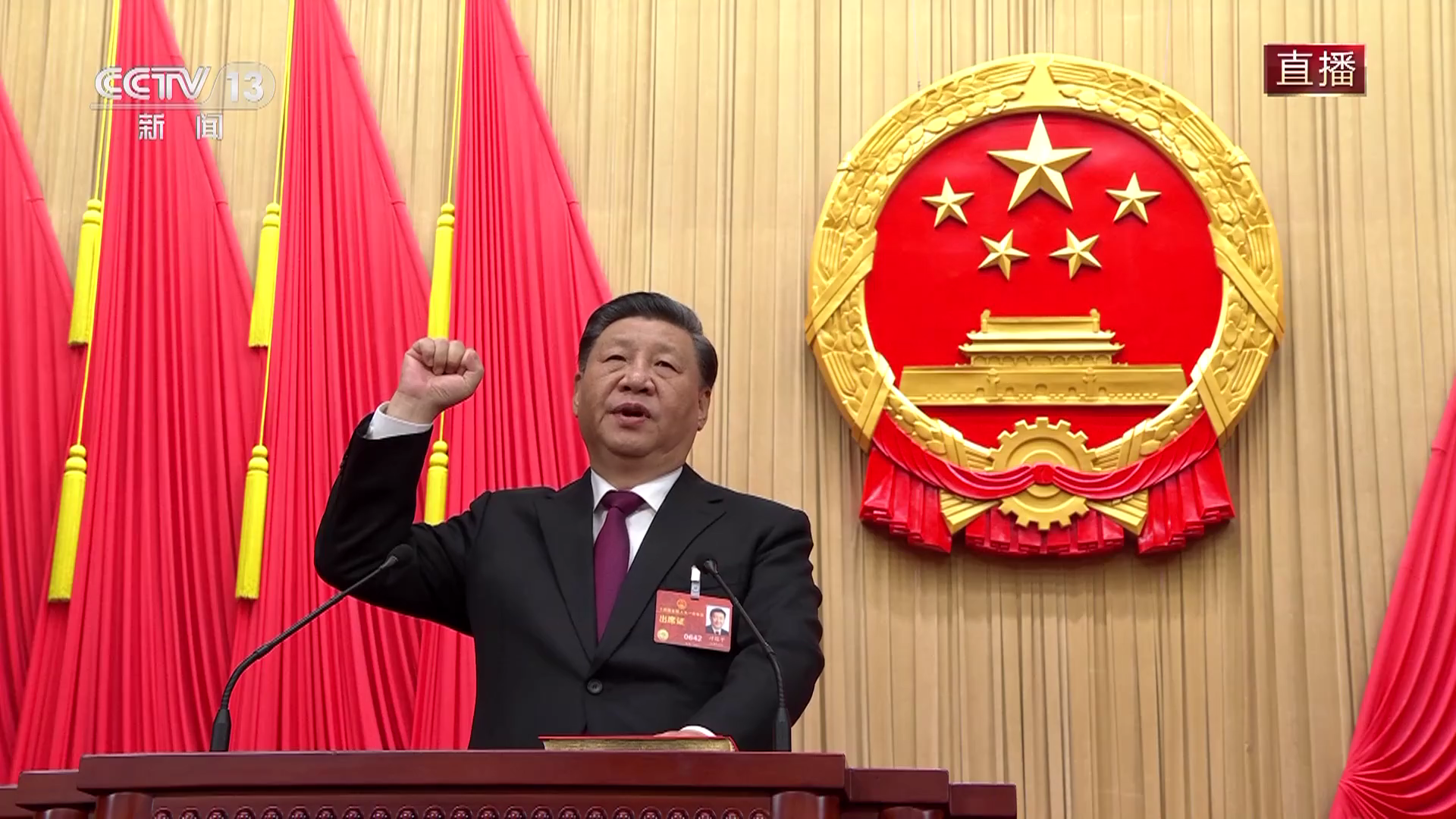 新当选的国家主席、中央军委主席习近平进行宪法宣誓